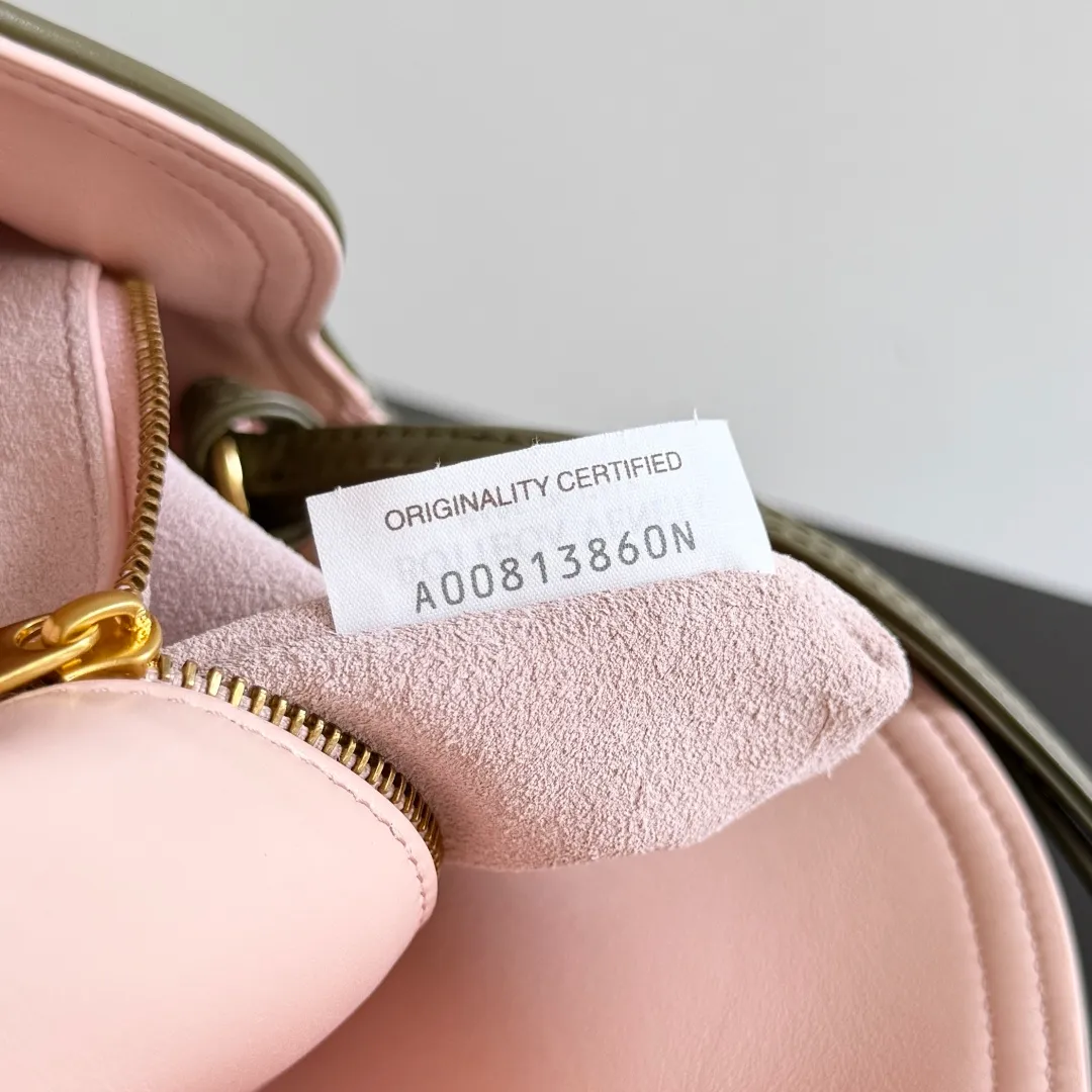 Batch 1520 Inspired by the 1970s, the Bottega Veneta women's logo shoulder bag has a smooth leather surface that brings a clean and handsome feel, just like the neatness and tenacity of a working woman. The front buckle has high-quality hardware pendant body, the overall retro elegance, and the excellent leather feels soft. This Bottega Veneta series can be described as beautiful, weakening the complexity of the outfit, not competing for it, and only using the best quality to interpret itself. Style number: 806030 (small size) Size: 27*16*6cm